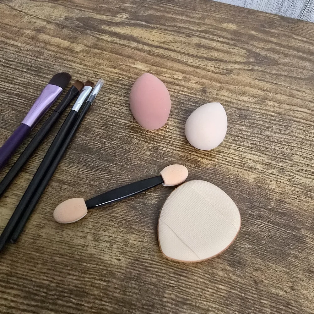 Makeup Brush and Sponge Set Of 8 New With Packaging